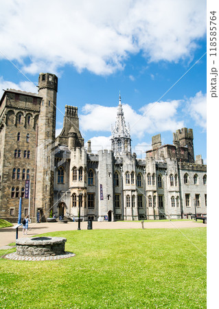 明る日差しの下のカーディフ城の敷地内にあるレンガと石造りの歴史的な建物　ウェールズの首都カーディフに 118585764