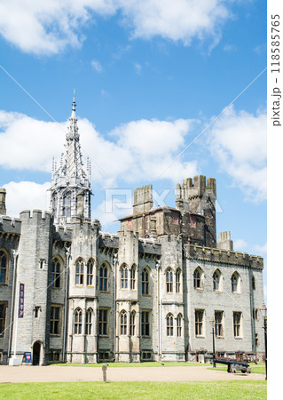 明る日差しの下のカーディフ城の敷地内にあるレンガと石造りの歴史的な建物　ウェールズの首都カーディフに 118585765