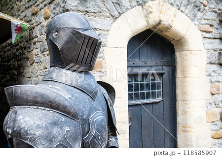 石造りの建物の脇に置かれた中世のアーマー　ウェールズの首都カーディフの城内にて 118585907