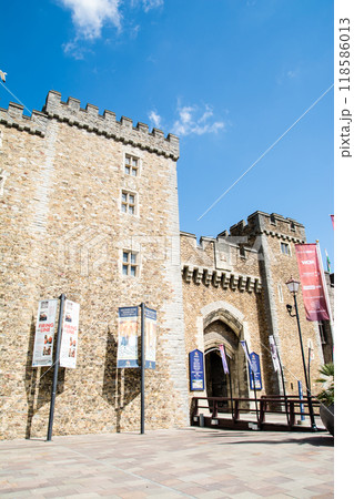 レンガ造りの歴史的なカーディフ城の城壁と飾りの付いた見張り塔　ウェールズの首都カーディフにて 118586013