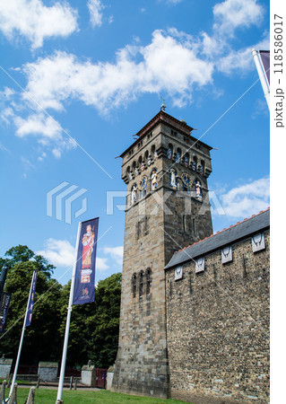 レンガ造りの歴史的なカーディフ城の城壁と飾りの付いた見張り塔　ウェールズの首都カーディフにて 118586017