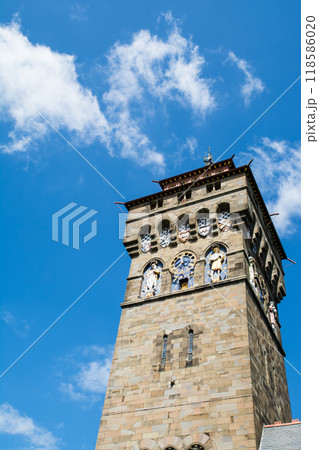 レンガ造りの歴史的なカーディフ城の城壁と飾りの付いた見張り塔　ウェールズの首都カーディフにて 118586020