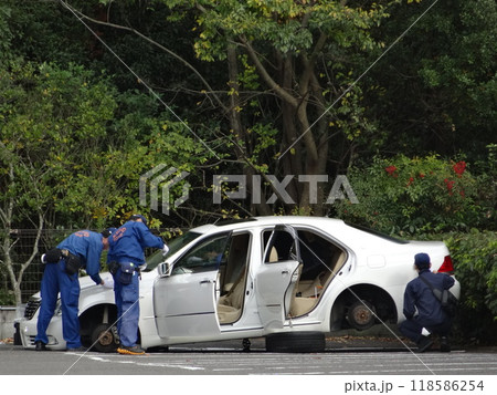 警察による現場検証 警察による現場検証 118586254