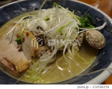 あさりがトッピングされたラーメン あさりがトッピングされたラーメン 118586256