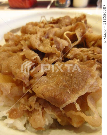 牛丼チェーン店で食べる「牛めし」 118586307