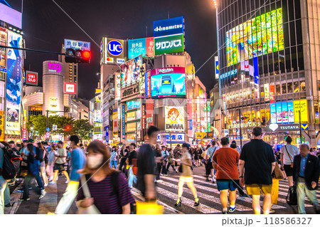 日本の東京都市景観 インバウンド復活…夜でも賑わう渋谷スクランブル交差点=11日、19時53分 日本の東京都市景観 インバウンド復活…夜でも賑わう渋谷スクランブル交差点=11日、19時53分 118586327