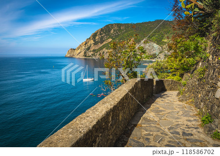 Picturesque waterfront pedestrian walkway, Monterosso al Mare, Cinque Terre, Italy 118586702