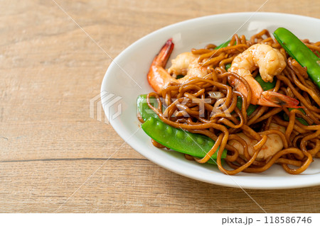 stir-fried yakisoba noodles with green peas and shrimps 118586746