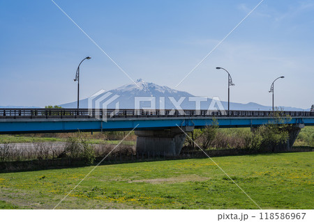 春の岩木山と岩木川／青森県 118586967