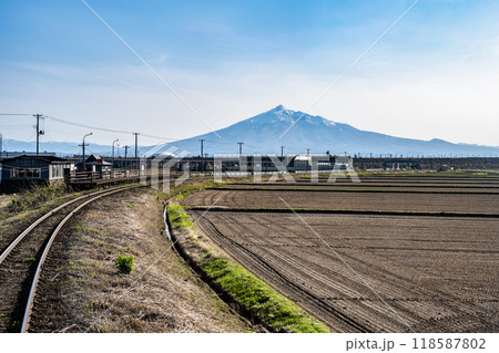 春の津軽鉄道と岩木山／青森県 118587802