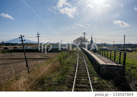 春の津軽鉄道と岩木山／青森県 118587804