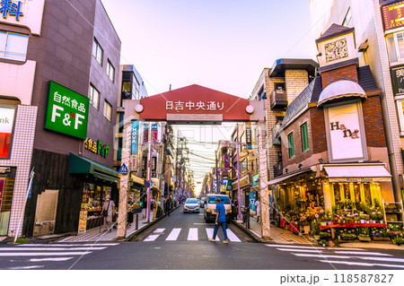 日本の横浜都市景観　9月。東急電鉄　日吉駅前。日吉中央通りなどを望む 118587827