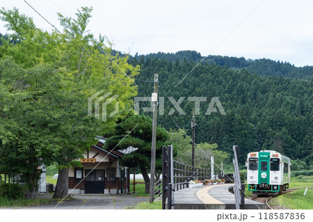 山間を走るローカル線 山間を走るローカル線 118587836
