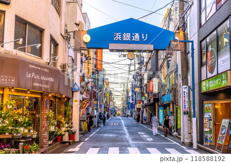 日本の横浜都市景観 9月。東急電鉄 日吉駅前。浜銀通りなどを望む 日本の横浜都市景観 9月。東急電鉄 日吉駅前。浜銀通りなどを望む 118588192