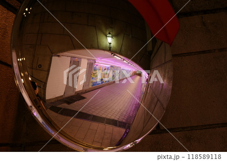 鏡に映るトンネル 118589118