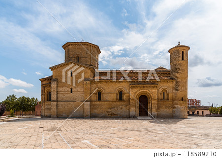 Romanesque church of San Martin of Fromista in Palencia, Spain, exterior view 118589210