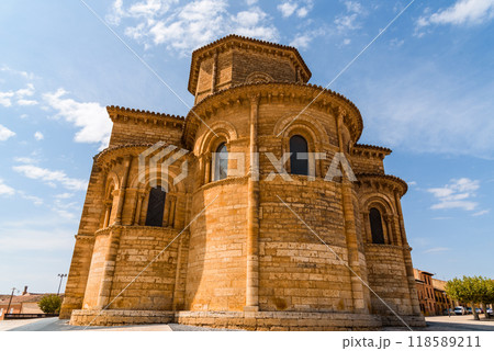 Romanesque church of San Martin of Fromista in Palencia, Spain, exterior view 118589211