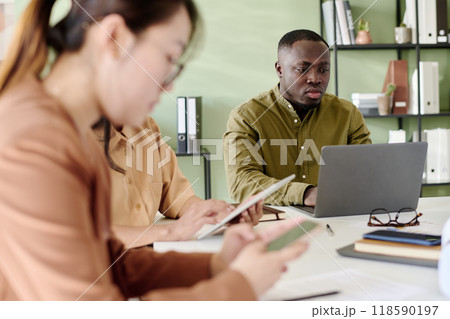 Collaborating in Modern Office Setting With Technology Collaborating in Modern Office Setting With Technology 118590197