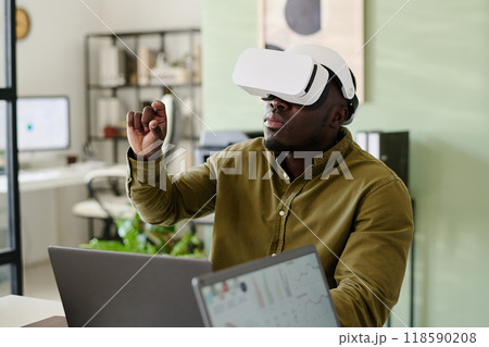 Experiencing Virtual Reality in Office Environment Experiencing Virtual Reality in Office Environment 118590208