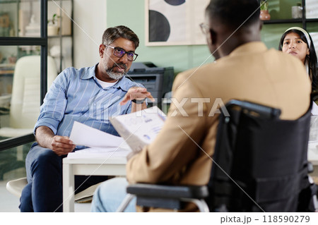 Conducting a Business Meeting in Modern Office Space Conducting a Business Meeting in Modern Office Space 118590279