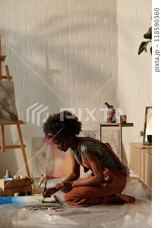 African American Woman Painting in Art Studio African American Woman Painting in Art Studio 118590360