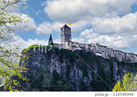 Views of the town of Castellfollit de la Roca, settled on a basaltic cliff in the region of La Garrotxa, Girona, Catalonia	 118590940