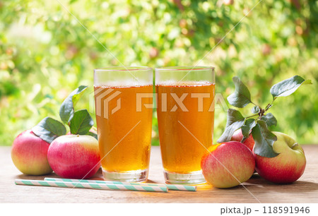 Glasses of apple juice and fresh fruits 118591946