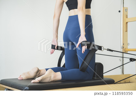 ピラティスをする若い女性 マシンピラティスイメージ ピラティスをする若い女性 マシンピラティスイメージ 118593350