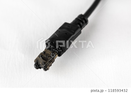 バッテリーの発熱で焦げたUSBコネクタ バッテリーの発熱で焦げたUSBコネクタ 118593432