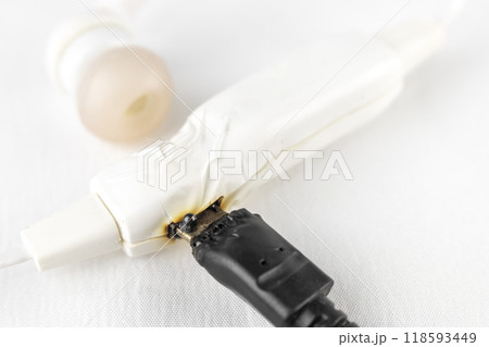 充電中に異常発熱したワイヤレスイヤホン 118593449