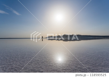 カザフスタンのマンギスタウのトゥズバイル塩湖のリフレクション 118593525