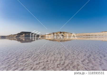 カザフスタンのマンギスタウのトゥズバイル塩湖のリフレクション 118593531