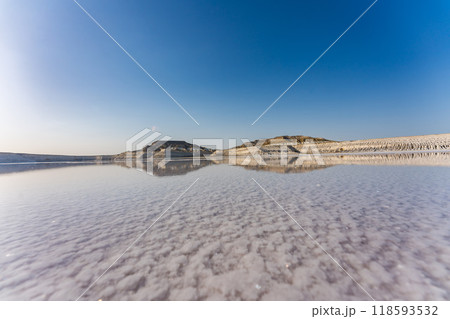 カザフスタンのマンギスタウのトゥズバイル塩湖のリフレクション 118593532