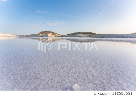 カザフスタンのマンギスタウのトゥズバイル塩湖のリフレクション 118593551