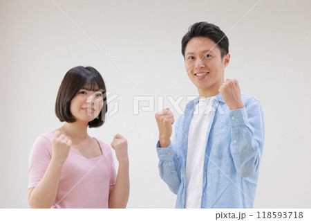 ガッツポーズのクリエイター男女_1 ガッツポーズのクリエイター男女_1 118593718