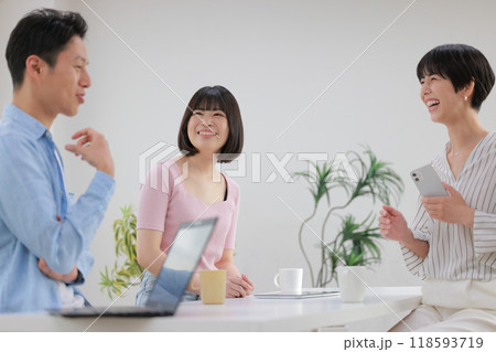 和やかに打ち合わせするビジネスパーソン男女_1 118593719