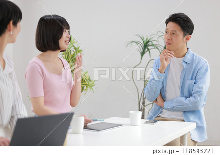 後輩の話を疑い深く聴くエンジニア_1 後輩の話を疑い深く聴くエンジニア_1 118593721