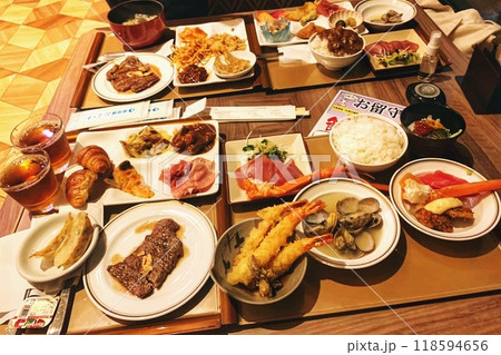 豪華なディナー 118594656