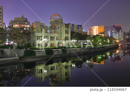 ライトアップ世界遺産広島原爆ドームの写真/Atomic Bomb Dome ライトアップ世界遺産広島原爆ドームの写真/Atomic Bomb Dome 118594667