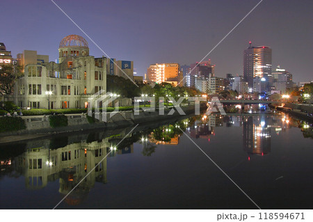 ライトアップ世界遺産広島原爆ドームの写真/Atomic Bomb Dome 118594671