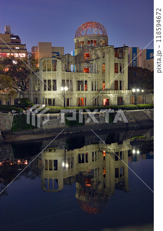 ライトアップ世界遺産広島原爆ドームの写真/Atomic Bomb Dome 118594672