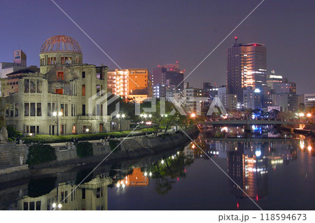 ライトアップ世界遺産広島原爆ドームの写真/Atomic Bomb Dome 118594673