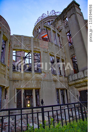 夕暮れ時ライトアップ世界遺産広島原爆ドームの写真/Atomic Bomb Dome 夕暮れ時ライトアップ世界遺産広島原爆ドームの写真/Atomic Bomb Dome 118594698