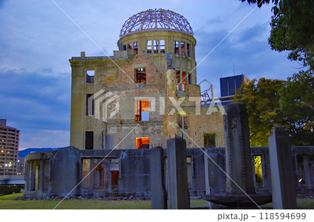 夕暮れ時ライトアップ世界遺産広島原爆ドームの写真/Atomic Bomb Dome 118594699