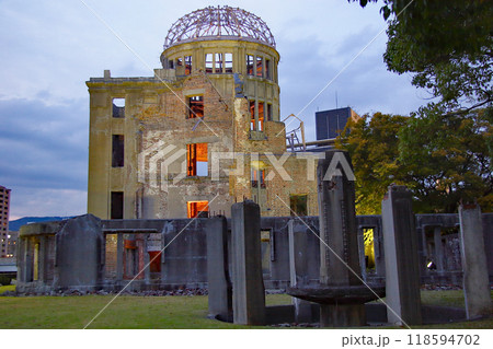 夕暮れ時ライトアップ世界遺産広島原爆ドームの写真/Atomic Bomb Dome 118594702