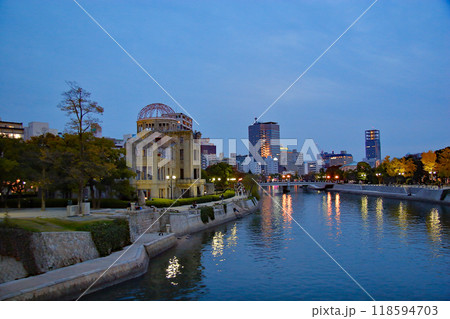 夕暮れ時ライトアップ世界遺産広島原爆ドームの写真/Atomic Bomb Dome 118594703