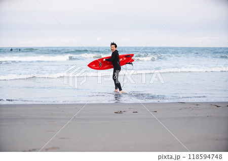 サーフィンを楽しむ50代男性 118594748