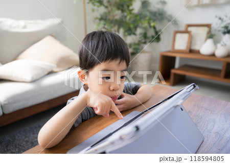 タブレットで勉強やゲームをする子ども　タップして笑顔 118594805