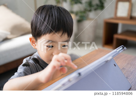 タブレットで勉強やゲームをする子ども　タップして笑顔 118594806