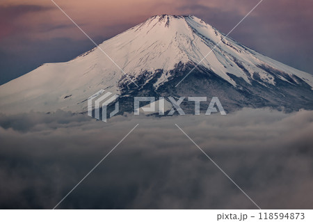 丹沢・塔ノ岳から見る夜明けの富士山 丹沢・塔ノ岳から見る夜明けの富士山 118594873